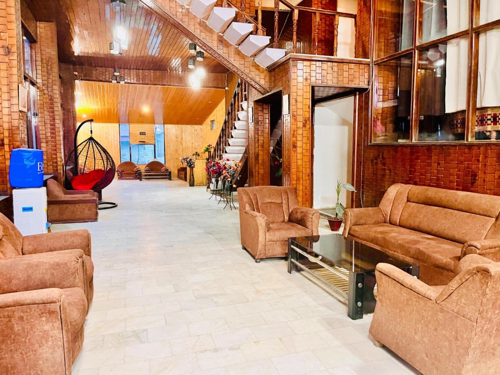 Hadimba Hill View By Hadimba Palace, Manali - Premium Room ! Family Hotel ! Parking ! Near Hadimba Temple 外观 照片