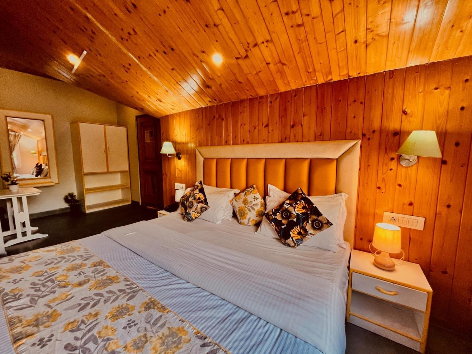 Hadimba Hill View By Hadimba Palace, Manali - Premium Room ! Family Hotel ! Parking ! Near Hadimba Temple 外观 照片